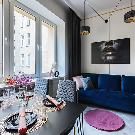 Stylish In The Center By Renters Lägenhet