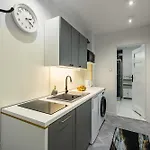 Stylish In The Center By Renters شقة