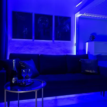 Stylish In The Center By Renters Apartment *