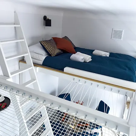 Stylish In The Center By Renters Apartment *